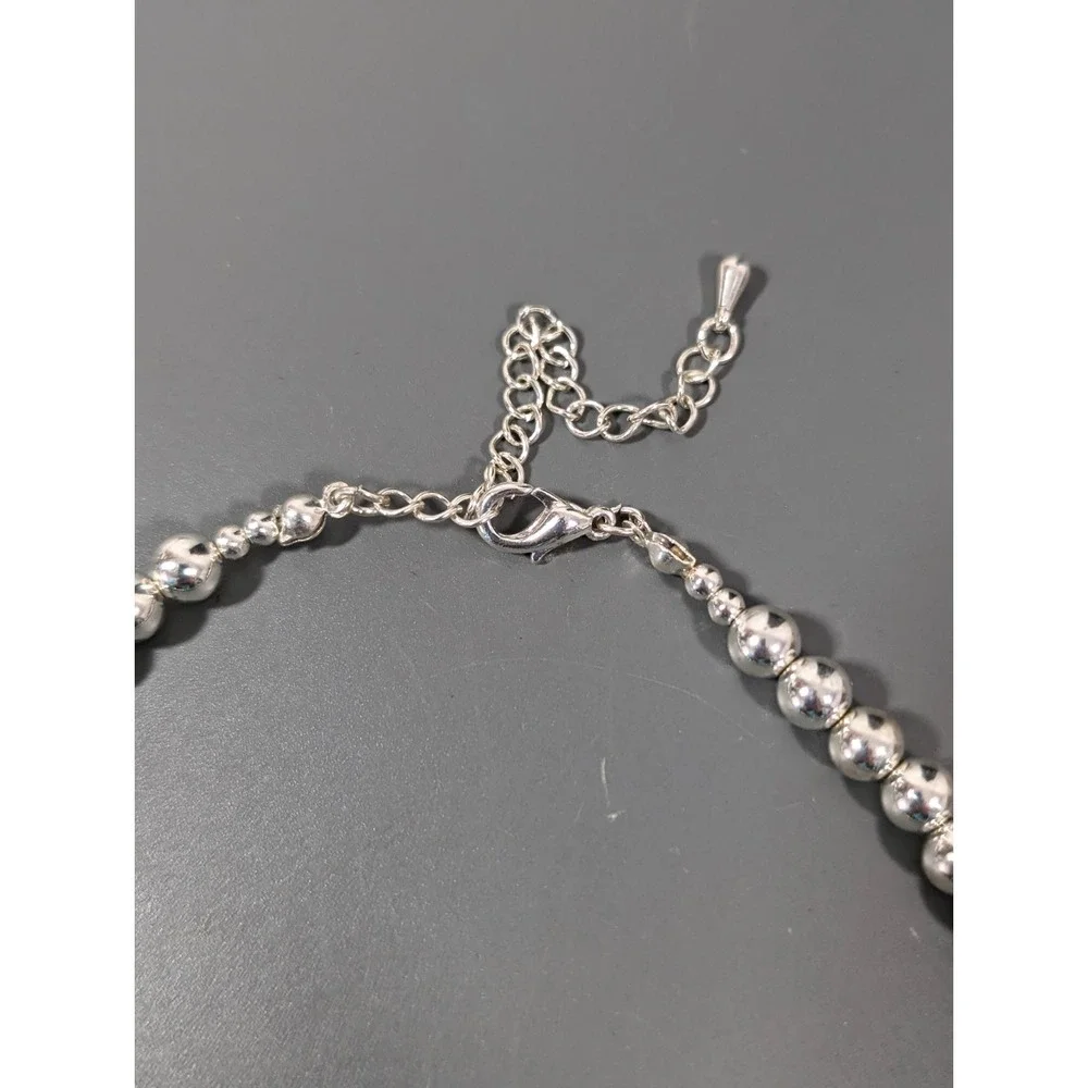 Silver Tone Textured Graduated Bead Necklace‎ Retro 19 in Elegant Lightweight
